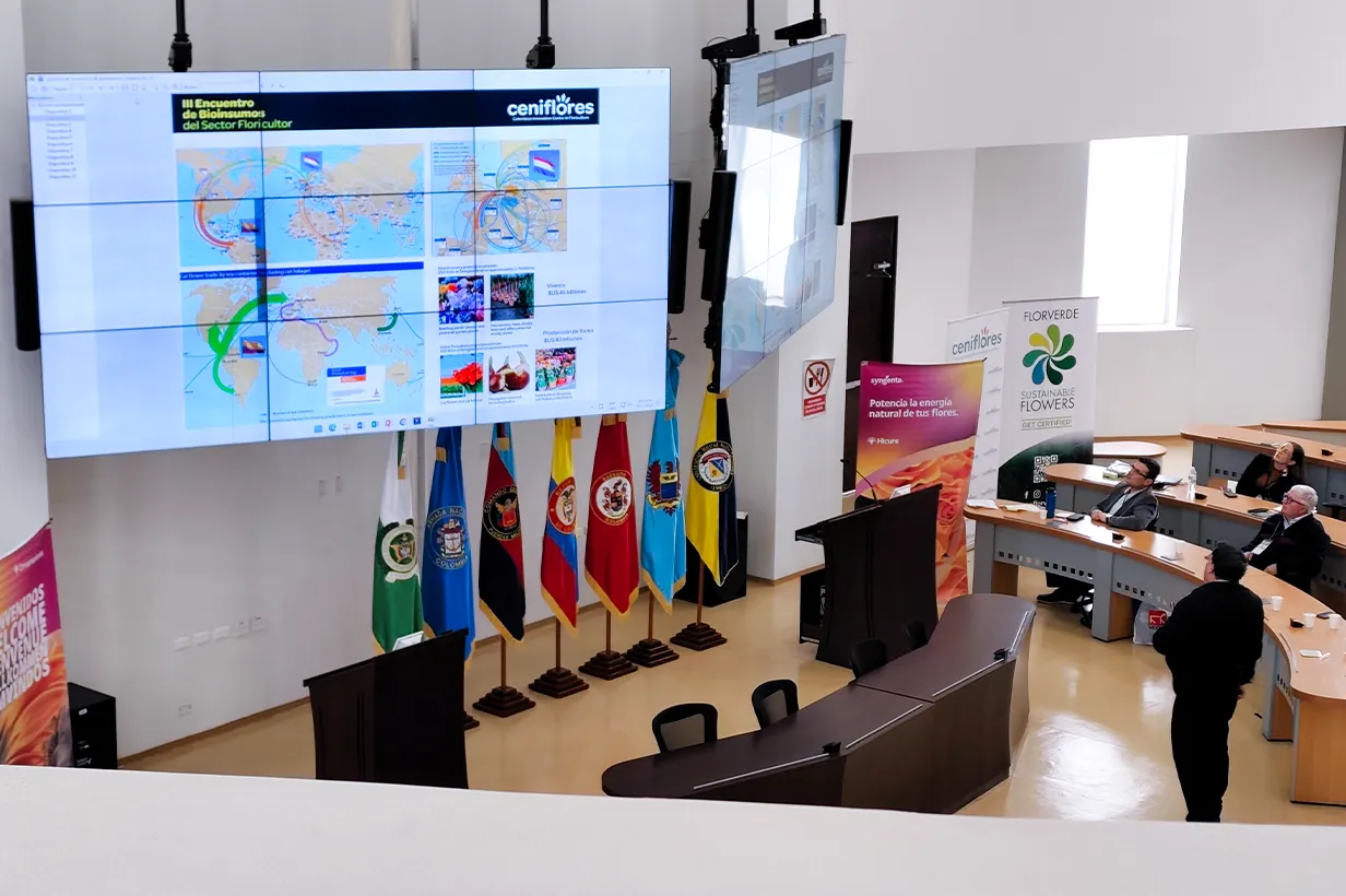 Equipo de ACAMIP explicando uso de ácaros depredadores en el evento Ceniflores