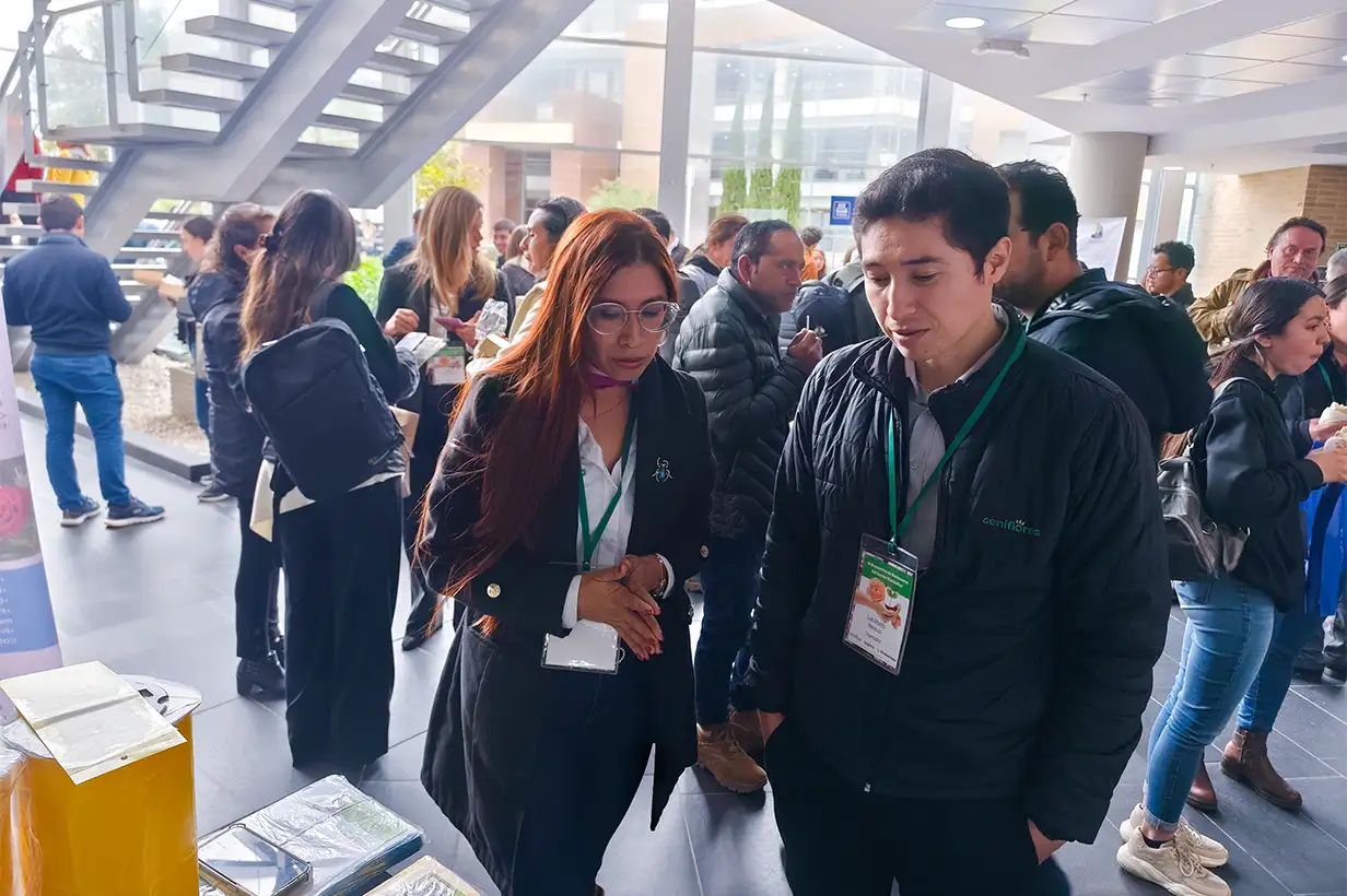 Stand de ACAMIP en Ceniflores Bioinsumos mostrando trampas cromáticas para control de plagas
