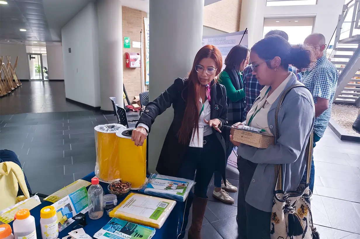 Participación de ACAMIP en jornada de bioinsumos con exhibición de trampas y rollos adhesivos