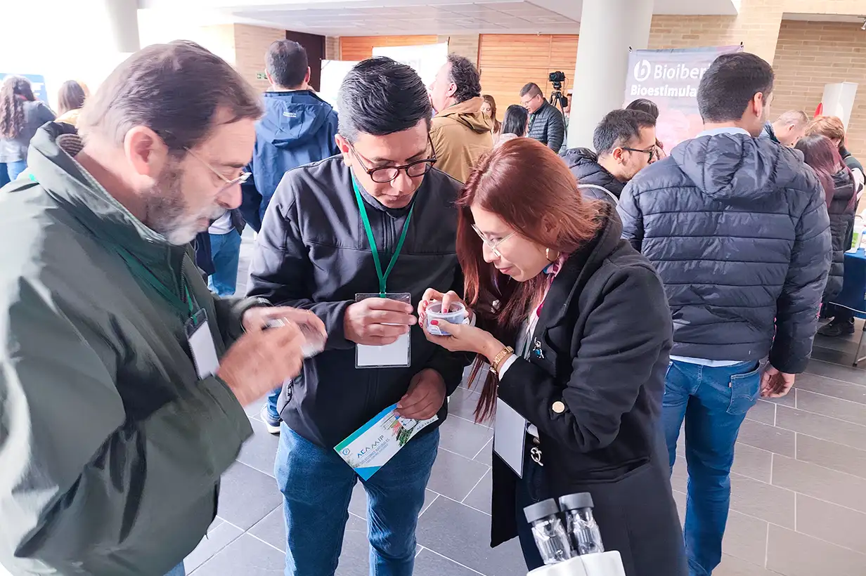 Exposición de soluciones biológicas de ACAMIP en Ceniflores Bioinsumos