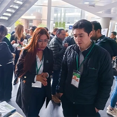 Asistentes visitando el stand de ACAMIP en Ceniflores.