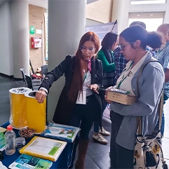 Presentación de trampas y ácaros depredadores por ACAMIP.