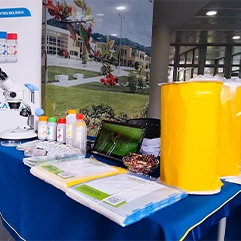 Vista del stand de ACAMIP con productos de biocontrol.